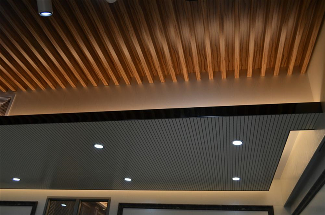 O PVC interno de madeira dos painéis de teto suspendido do falso laminou 40*25mm