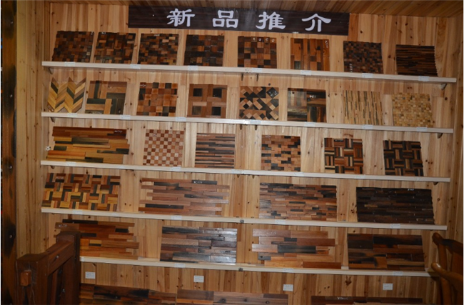 Parede de madeira interior da grão que almofada o mosaico de madeira do navio velho com projeto da pedra da cultura